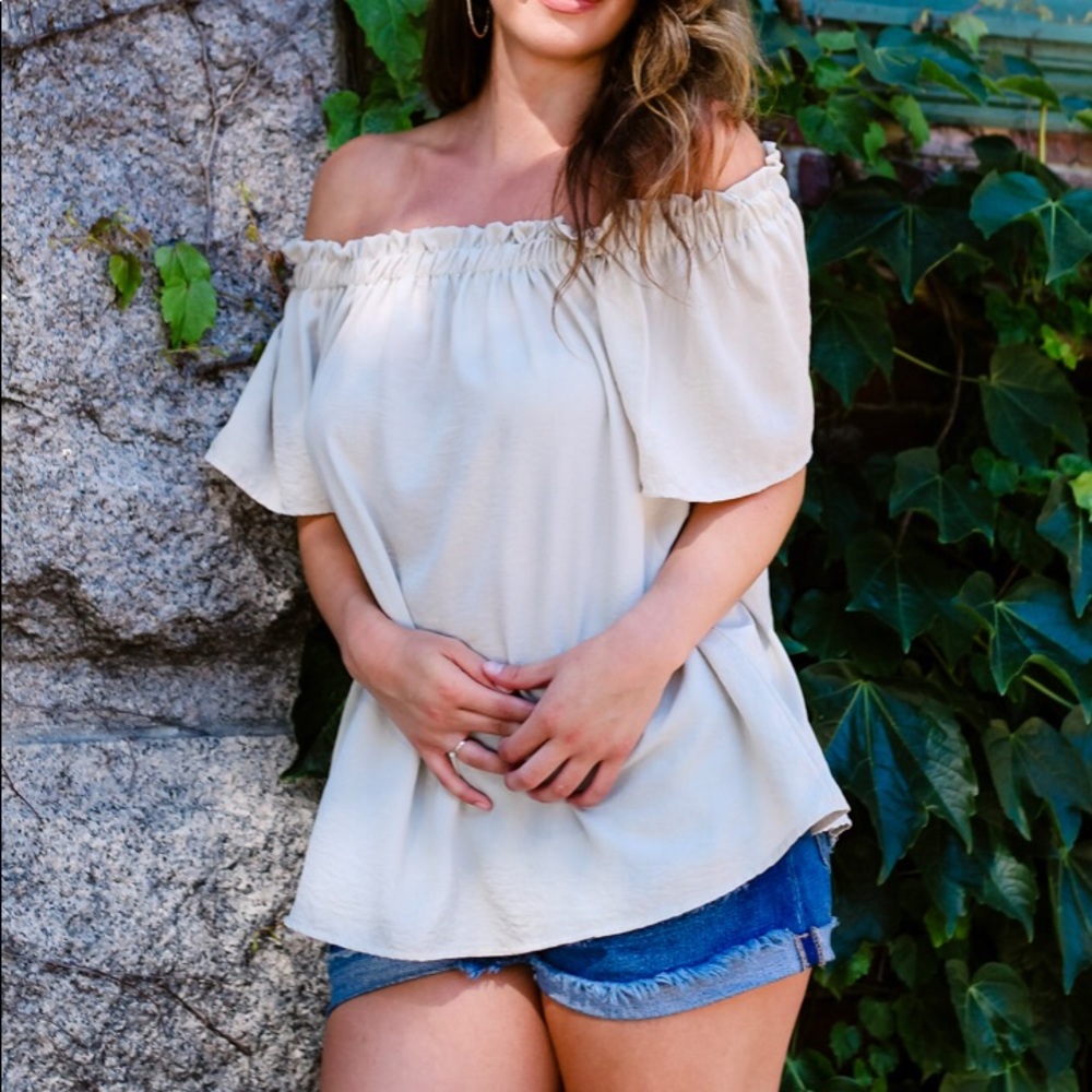 Off shoulder sandy tee